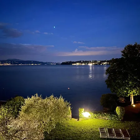 Luxury Lakeside Right On The Water Apartman *