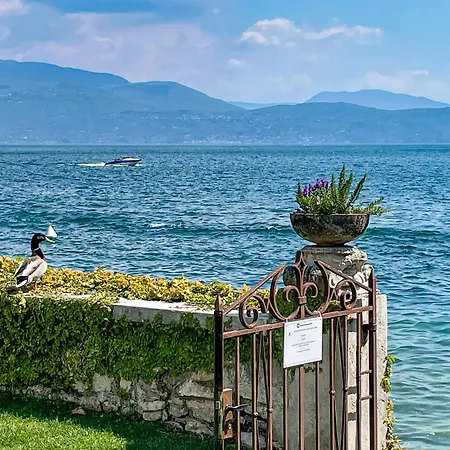Luxury Lakeside Right On The Water Apartman